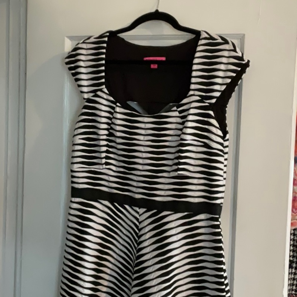 Betsey Johnson Black &White Dress with elastic open back Size 14